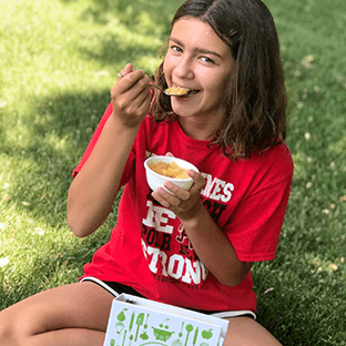 Let's toss up a salad to go. 🥗 Our Salad bowls with lids seal to lock in  your food and avoid messy spills. Made from durable plastic…